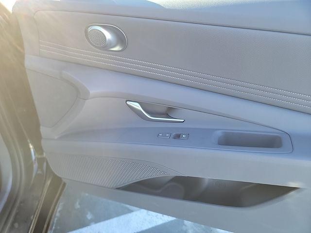 Hyundai Elantra Vehicle Image 30