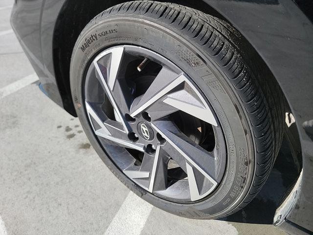 Hyundai Elantra Vehicle Image 31