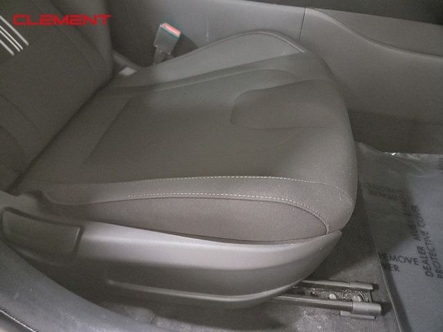 Hyundai Elantra Vehicle Image 32