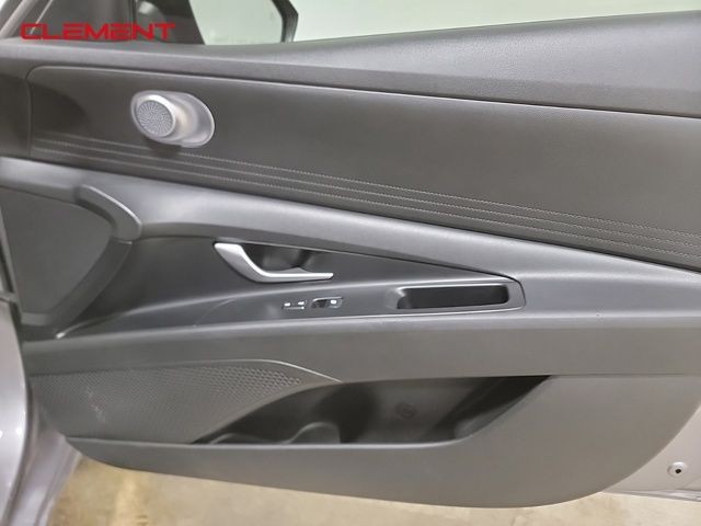 Hyundai Elantra Vehicle Image 32