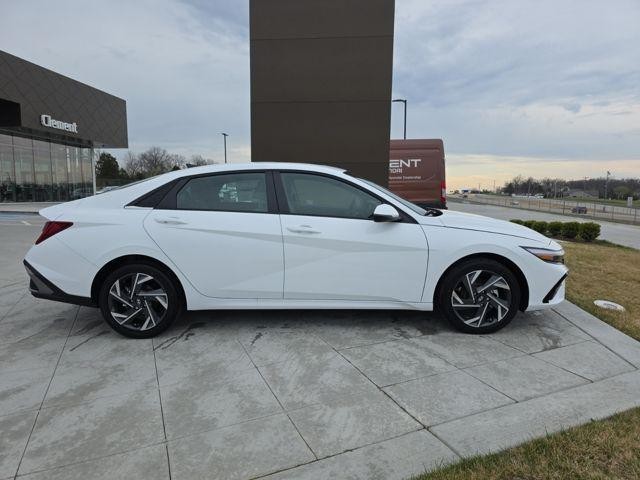 Hyundai Elantra Hybrid Vehicle Image 04