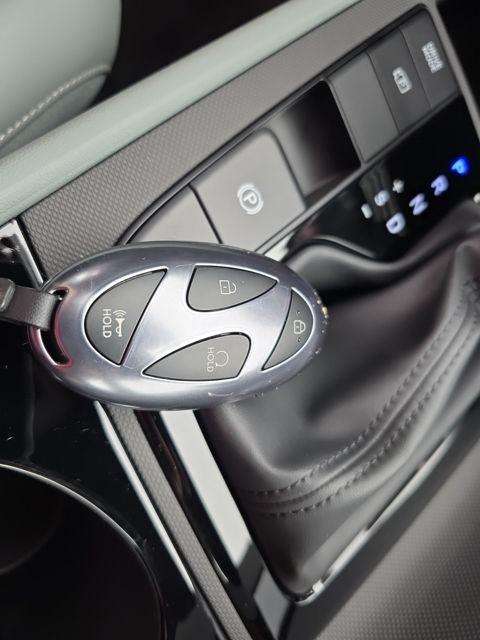 Hyundai Elantra Hybrid Vehicle Image 18