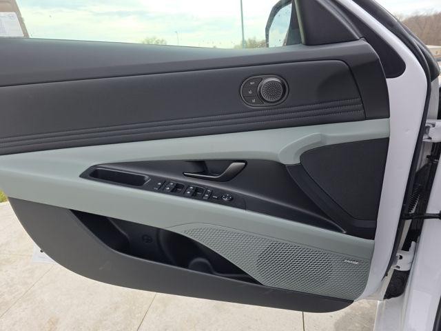 Hyundai Elantra Hybrid Vehicle Image 24