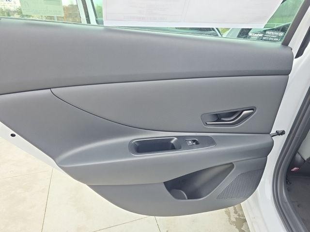 Hyundai Elantra Hybrid Vehicle Image 28