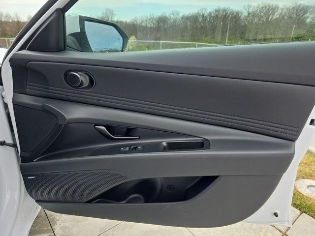 Hyundai Elantra Hybrid Vehicle Image 35