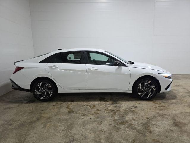 Hyundai Elantra Hybrid Vehicle Image 04