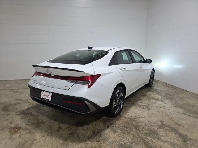 Hyundai Elantra Hybrid Vehicle Image 05