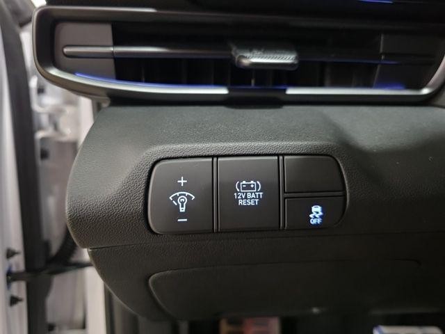 Hyundai Elantra Hybrid Vehicle Image 08