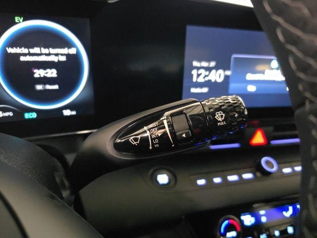 Hyundai Elantra Hybrid Vehicle Image 11