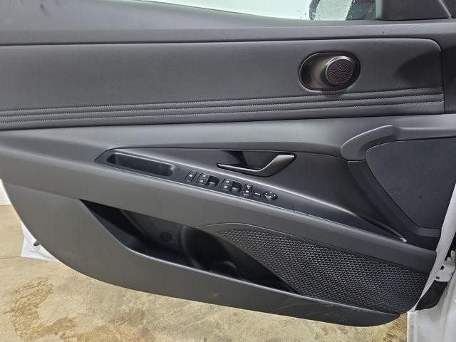 Hyundai Elantra Hybrid Vehicle Image 20