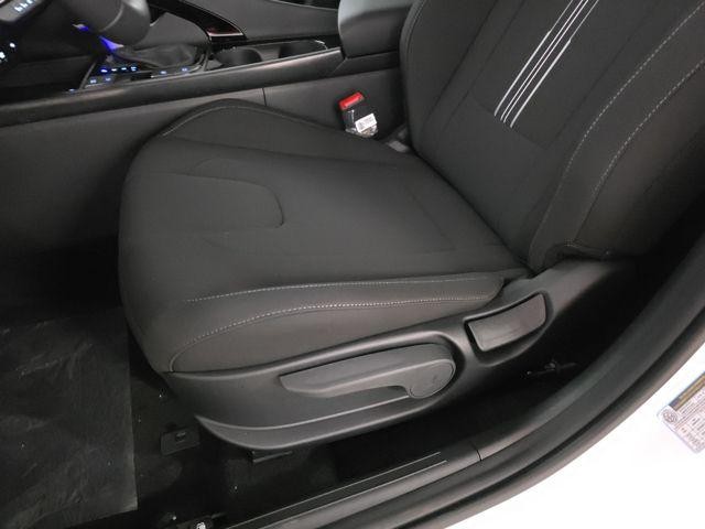 Hyundai Elantra Hybrid Vehicle Image 21