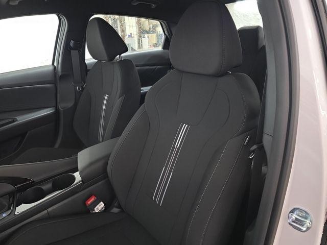 Hyundai Elantra Hybrid Vehicle Image 22