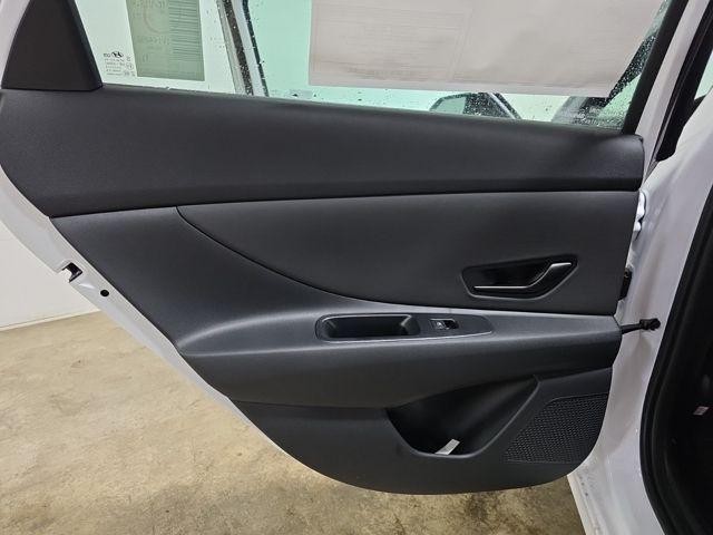 Hyundai Elantra Hybrid Vehicle Image 23