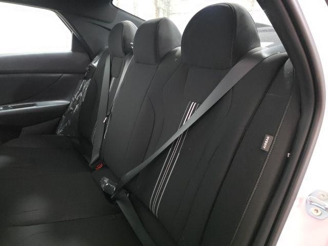 Hyundai Elantra Hybrid Vehicle Image 25