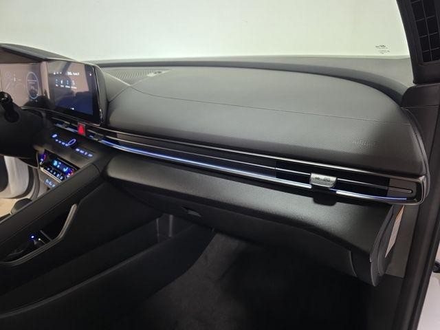 Hyundai Elantra Hybrid Vehicle Image 29