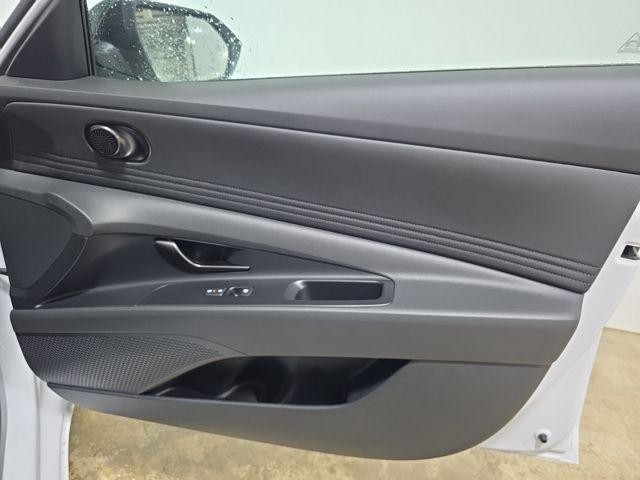 Hyundai Elantra Hybrid Vehicle Image 30