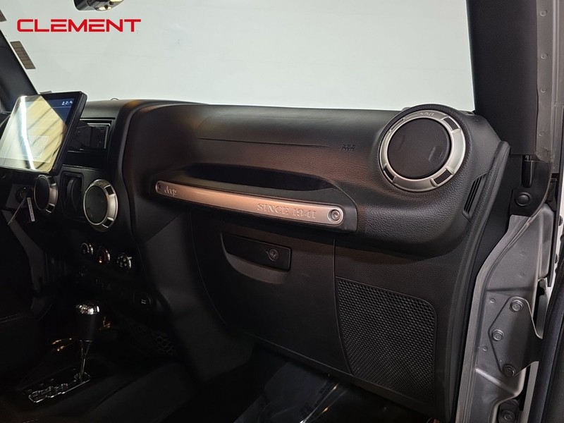 Jeep Wrangler Vehicle Image 24