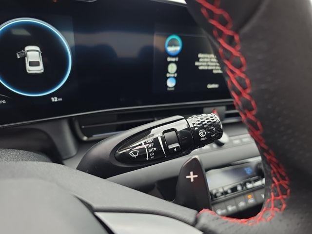 Hyundai Elantra Vehicle Image 12