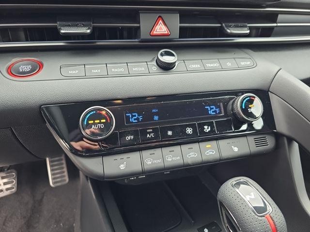 Hyundai Elantra Vehicle Image 17