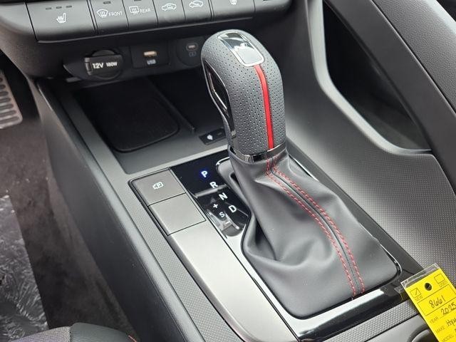 Hyundai Elantra Vehicle Image 18