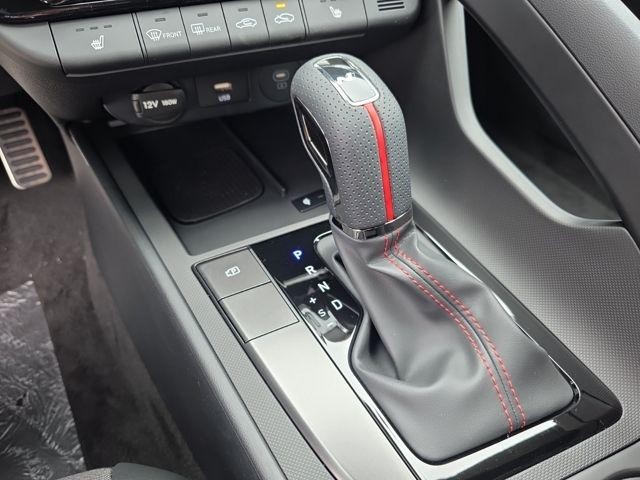 Hyundai Elantra Vehicle Image 19