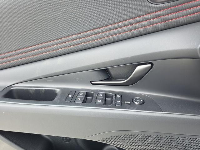 Hyundai Elantra Vehicle Image 23