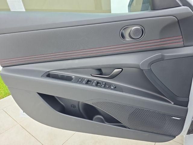 Hyundai Elantra Vehicle Image 24