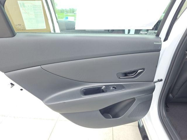 Hyundai Elantra Vehicle Image 27