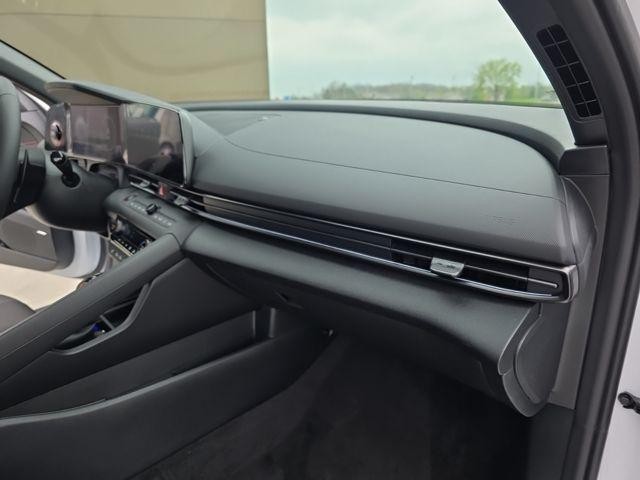 Hyundai Elantra Vehicle Image 33