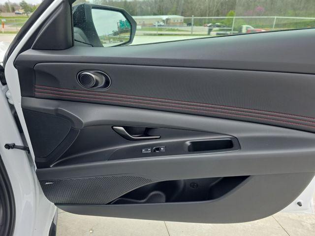 Hyundai Elantra Vehicle Image 34