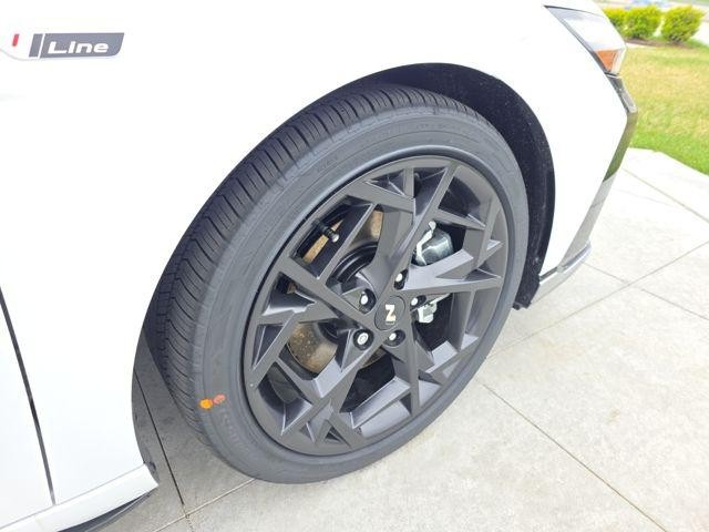 Hyundai Elantra Vehicle Image 35