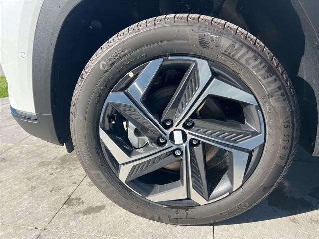 Hyundai Tucson Hybrid Vehicle Full-screen Gallery Image 10