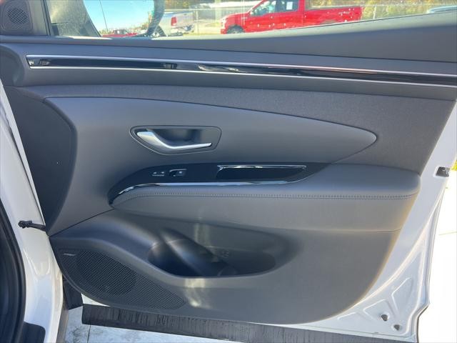 Hyundai Tucson Hybrid Vehicle Full-screen Gallery Image 29