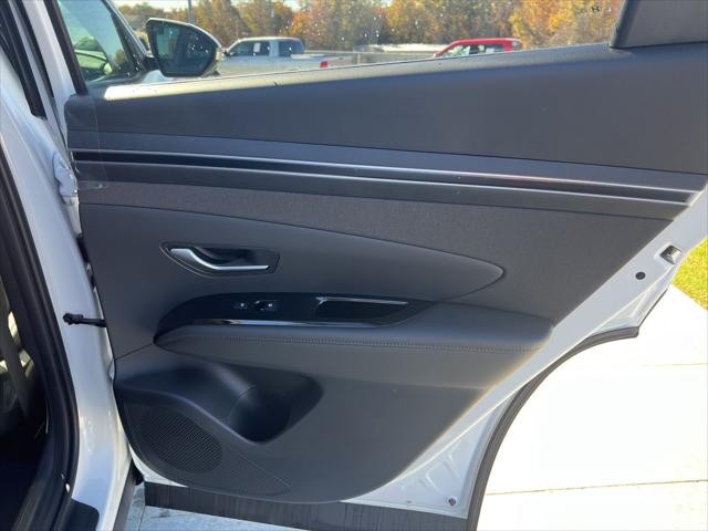 Hyundai Tucson Hybrid Vehicle Full-screen Gallery Image 32