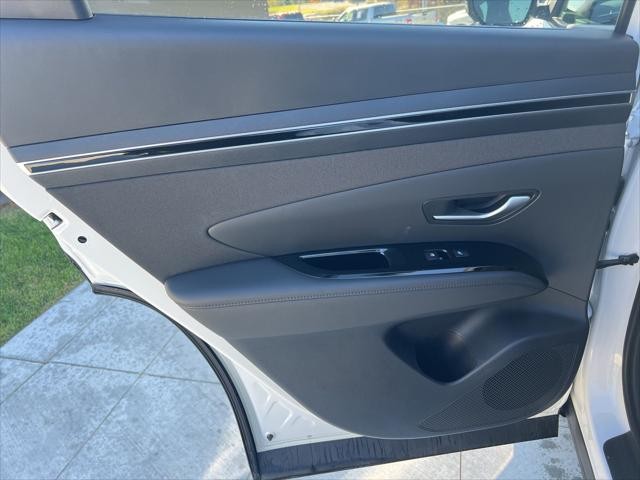 Hyundai Tucson Hybrid Vehicle Full-screen Gallery Image 36