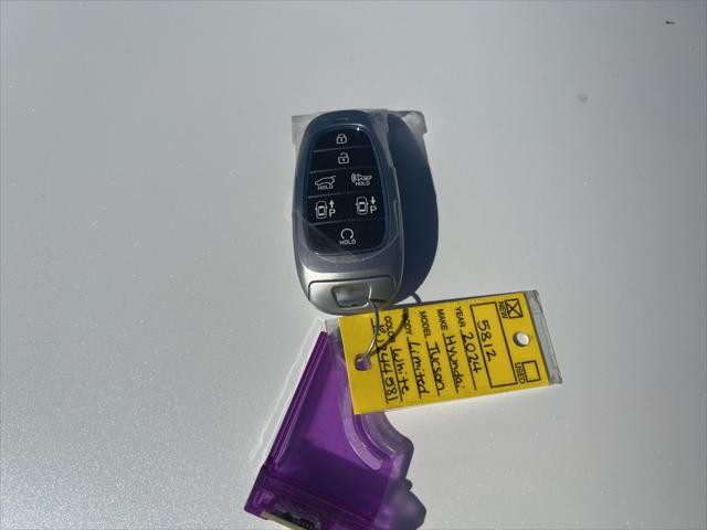 Hyundai Tucson Hybrid Vehicle Full-screen Gallery Image 40