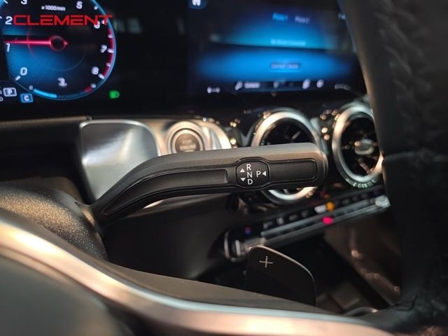 Mercedes-Benz GLB Vehicle Image 14