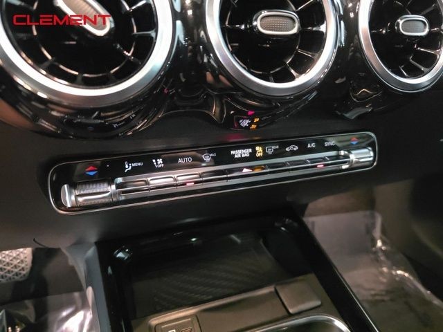 Mercedes-Benz GLB Vehicle Image 20