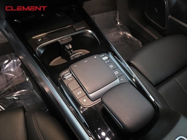 Mercedes-Benz GLB Vehicle Image 21