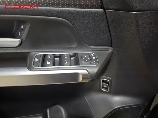 Mercedes-Benz GLB Vehicle Image 25