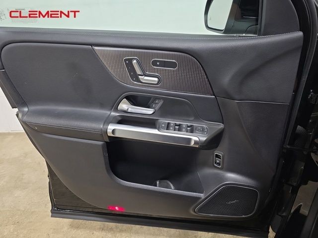 Mercedes-Benz GLB Vehicle Image 27