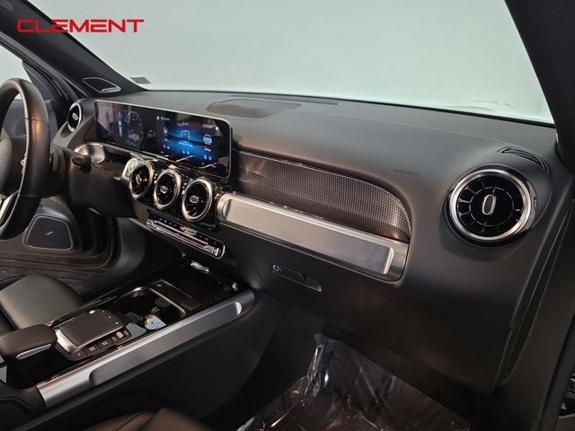 Mercedes-Benz GLB Vehicle Image 37