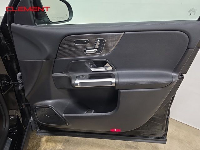 Mercedes-Benz GLB Vehicle Image 38