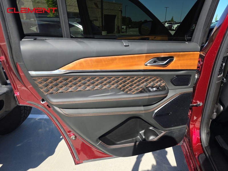 Jeep Grand Cherokee L Vehicle Image 26