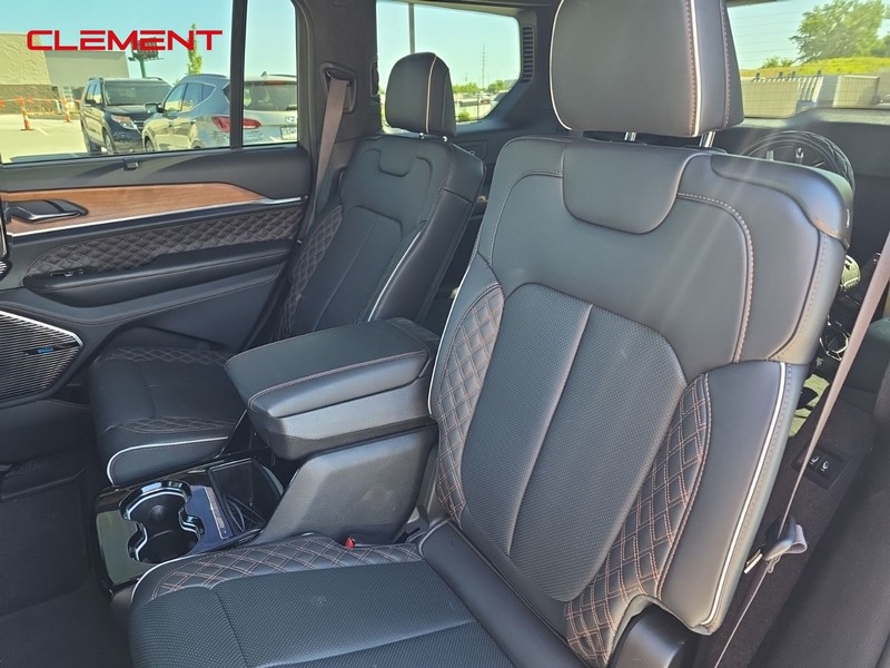 Jeep Grand Cherokee L Vehicle Image 28
