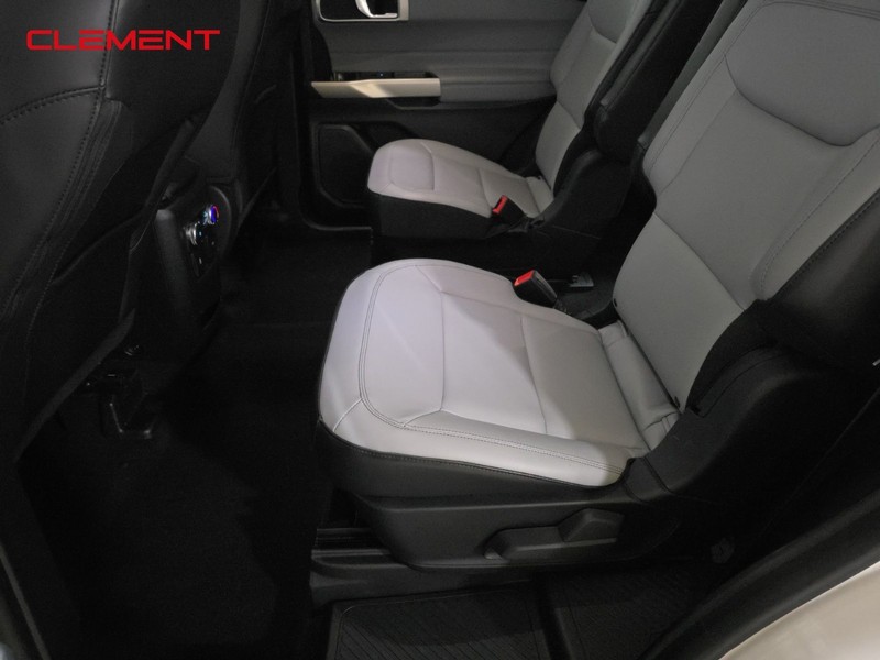 Ford Explorer Vehicle Image 32