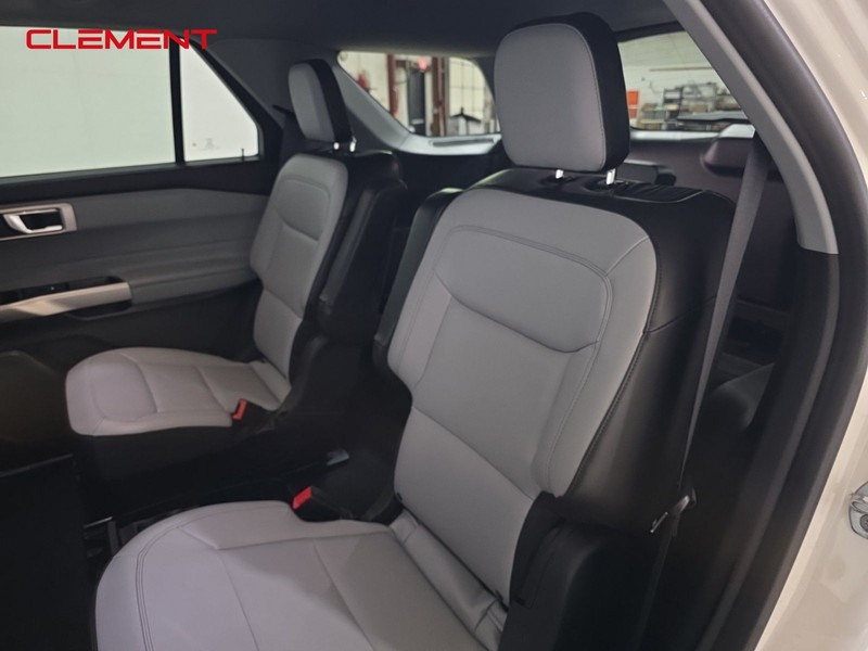 Ford Explorer Vehicle Image 33