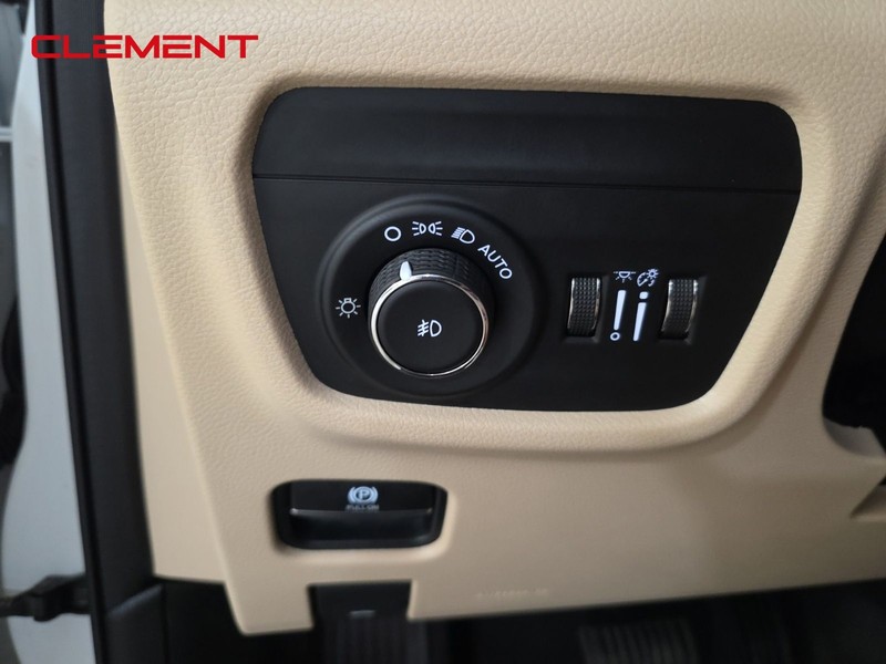 Jeep Grand Cherokee L Vehicle Image 12