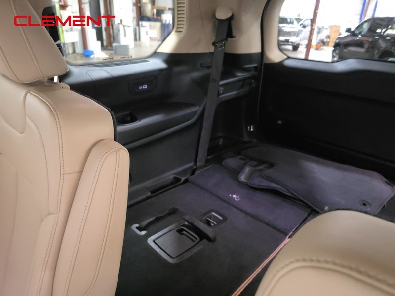 Jeep Grand Cherokee L Vehicle Image 35