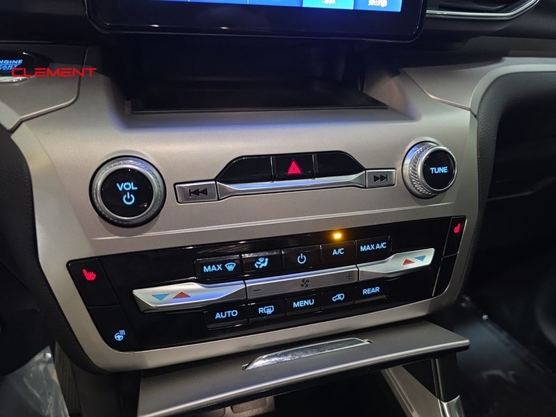 Ford Explorer Vehicle Image 19